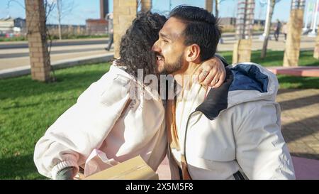 Eine Frau hält eine Geschenkbox, die den Mann draußen umschließt Stockfoto