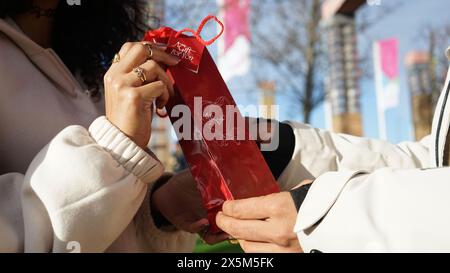 Nahaufnahme der Hände eines Paares mit Geschenk Stockfoto