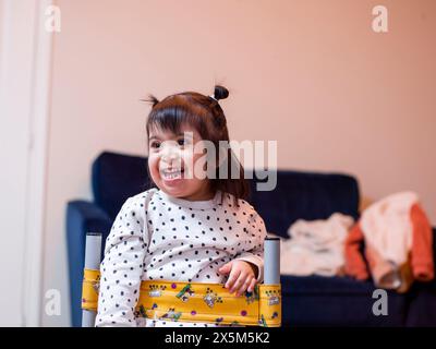 Mädchen mit Down-Syndrom im Stehen Frame Stockfoto