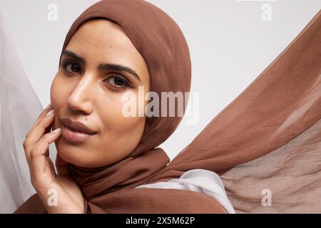 Studio-Porträt einer Frau, die Brownhijab trägt Stockfoto