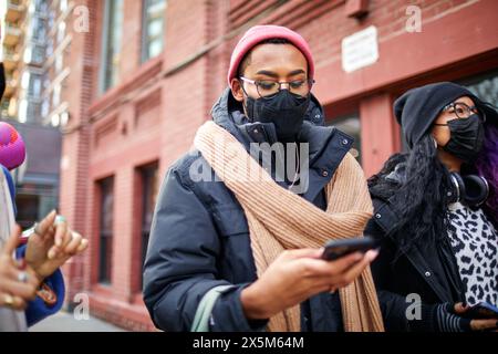 USA, New York City, Freunde in Gesichtsmasken in der Stadt Stockfoto