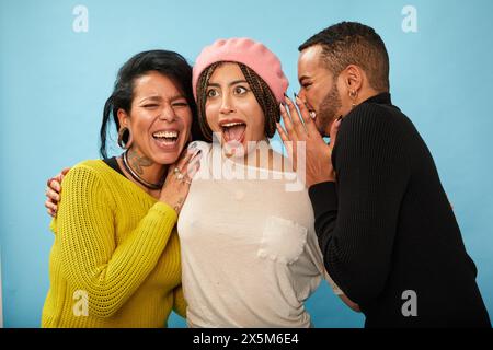 Studio-Aufnahme von stylischen Freunden, die lachen Stockfoto