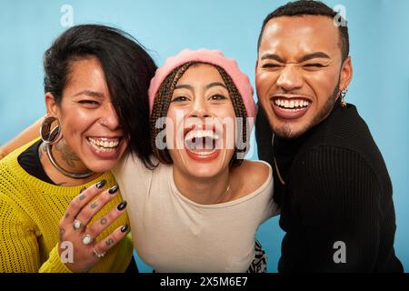 Studio-Porträt von stilvollen Freunden, die lachen Stockfoto