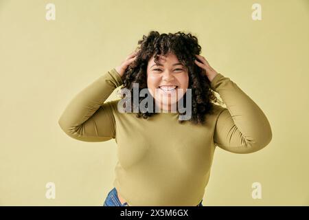 Studio-Porträt der lächelnde junge Frau Stockfoto