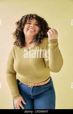 Studio-Porträt der lächelnde junge Frau Stockfoto