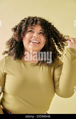 Studio-Porträt der lächelnde junge Frau Stockfoto
