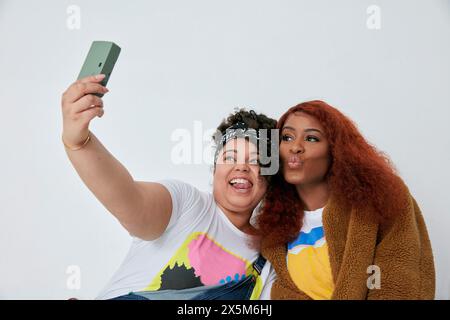 Lächelnde Frauen, die sich selbst mit der Kamera fotografieren Stockfoto