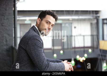 Porträt des jungen Geschäftsmann im Büro Stockfoto