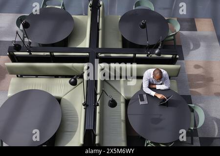 Erhöhte Ansicht der Geschäftsmann arbeiten im Büro Stockfoto