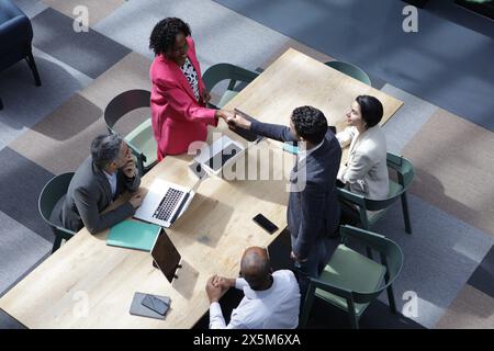Hohe Sicht auf Geschäftsleute, die Geschäftstreffen haben Stockfoto