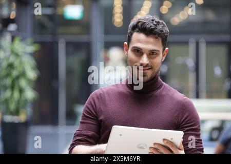 Portrait der junge Unternehmer mit Tablet-PC im Büro Stockfoto