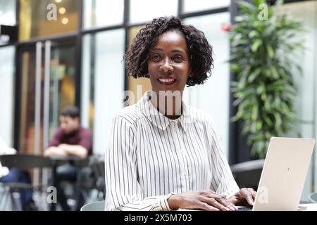 Geschäftsfrau, die Arbeiten am Laptop im Büro Stockfoto