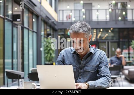 Geschäftsmann, arbeiten am laptop Stockfoto