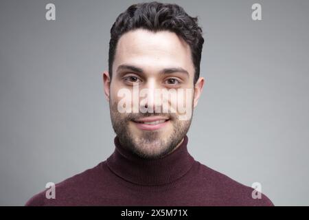 Porträt von lächelnden jungen Mann Stockfoto