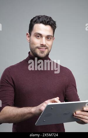 Porträt eines jungen Geschäftsmannes mit digitalem Tablet Stockfoto