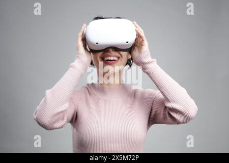 Junge Frau mit virtual-Reality-Kopfhörer Stockfoto