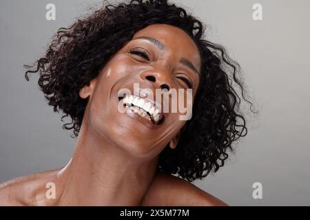 Studio-Aufnahme von reifer Frau, die lacht Stockfoto
