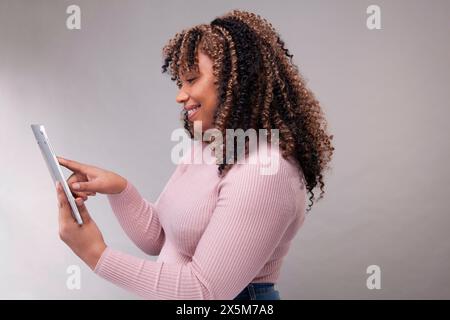 Frau mit digital-Tablette Stockfoto