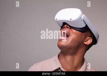 Mann trägt virtual-Reality-Kopfhörer Stockfoto