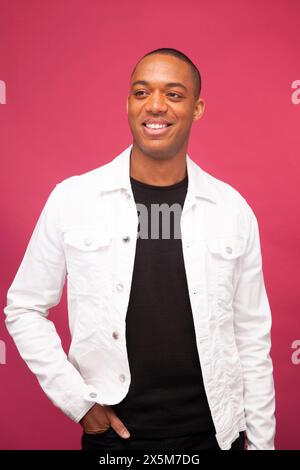 Lächelnder Mann in weißer Jacke Stockfoto