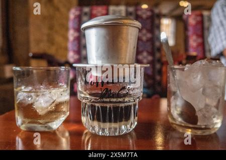 Langsam tropfender vietnamesischer Kaffee, Hanoi, Vietnam Stockfoto