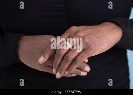 Nahaufnahme der Frauenhände mit Verlobungsring Stockfoto