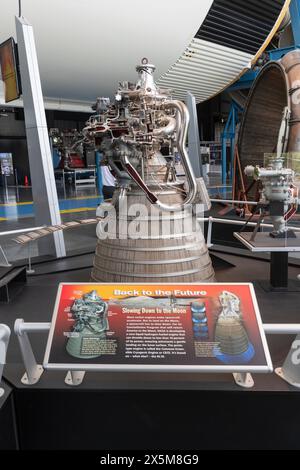 RL-10 Raketenantrieb, Davidson Center for Space Exploration: Saturn V Hall. U.S. Space and Rocket Center, Huntsville, Alabama. Stockfoto