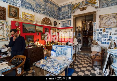 Lissabon – Keramikfliesen spezialisierter Antiquitätenladen Solar Antiques in Barrio Alto Stockfoto