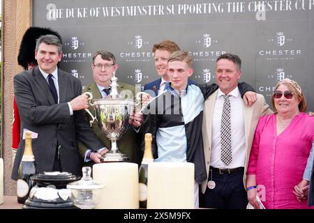 Harry Davies (dritter rechts), Jockey of Zoffee, mit Unterstützung des Chester Cup durch den ehemaligen Fußballspieler Michael Owen, nachdem er den Duke of Westminster gewonnen hatte, der das Chester Cup Rennen während des Boodles May Festivals Chester Cup Day auf der Chester Racecourse unterstützte. Bilddatum: Freitag, 10. Mai 2024. Stockfoto