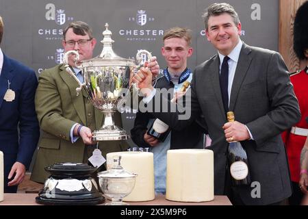 Harry Davies (Mitte), Jockey of Zoffee, mit dem Chester Cup, nachdem er den Duke of Westminster gewonnen hatte, der das Chester Cup Rennen während des Boodles May Festivals Chester Cup Day auf der Chester Racecourse unterstützte. Bilddatum: Freitag, 10. Mai 2024. Stockfoto