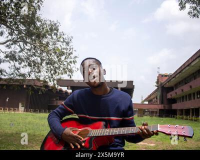 Junger Mann spielt akustische Gitarre Stockfoto