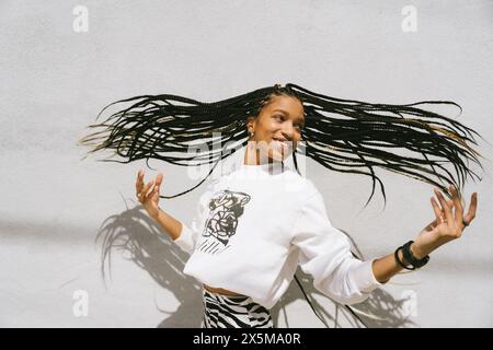Eine junge Frau mit langen Dreadlocks Stockfoto