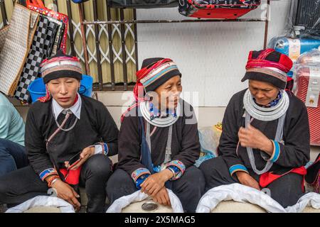 Ethnische Tay-Frauen auf dem Markt in Dong Van, Ha Giang, Vietnam Stockfoto