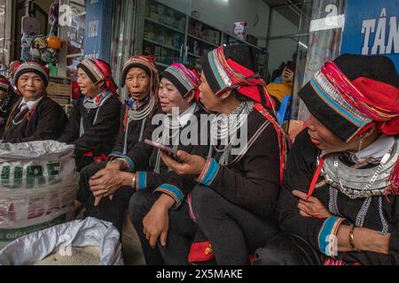 Ethnische Tay-Frauen auf dem Markt in Dong Van, Ha Giang, Vietnam Stockfoto