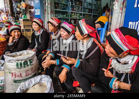 Ethnische Tay-Frauen auf dem Markt in Dong Van, Ha Giang, Vietnam Stockfoto