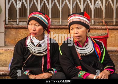 Ethnische Tay-Frauen auf dem Markt in Dong Van, Ha Giang, Vietnam Stockfoto