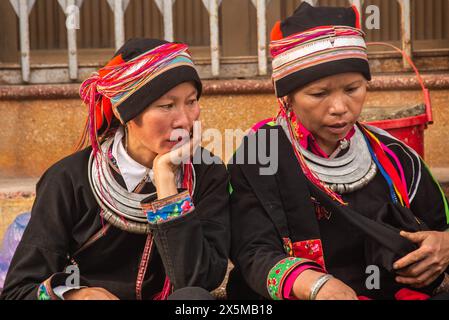 Ethnische Tay-Frauen auf dem Markt in Dong Van, Ha Giang, Vietnam Stockfoto