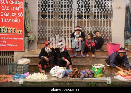 Ethnische Tay-Frauen auf dem Markt in Dong Van, Ha Giang, Vietnam Stockfoto