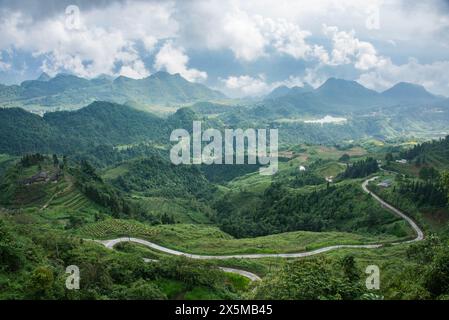 Gewundene Bergstraße am Ha Giang Loop, Quan Ba Heaven Gate, Ha Giang, Vietnam Stockfoto