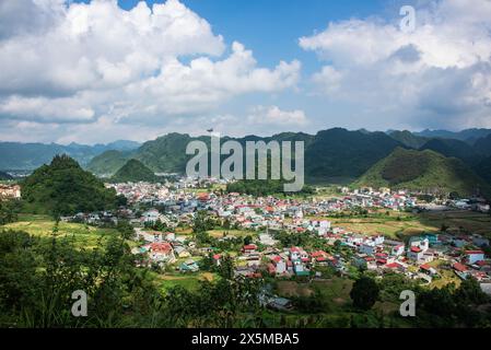 Blick auf die Twin Mountains und Kalkstein Karstplateau vom Quan Ba Heaven Gate, Tam Son, Ha Giang, Vietnam Stockfoto