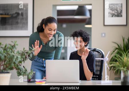 Junge Ingenieure, die Videoanrufe auf einem Laptop im Büro durchführen Stockfoto