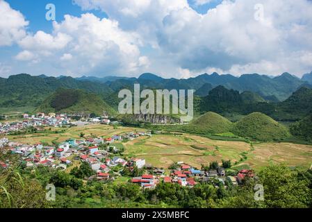 Blick auf die Twin Mountains und Kalkstein Karstplateau vom Quan Ba Heaven Gate, Tam Son, Ha Giang, Vietnam Stockfoto