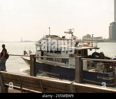 USA, New York City, NYPD Patrouillenboot auf dem Fluss Stockfoto