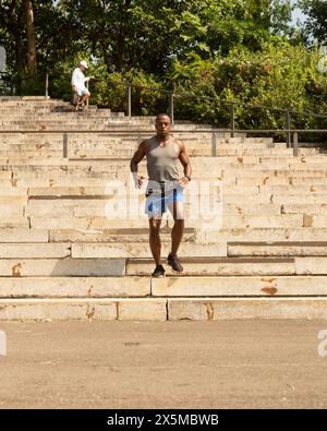 Sportlicher Mann, der Treppen hinunterläuft Stockfoto