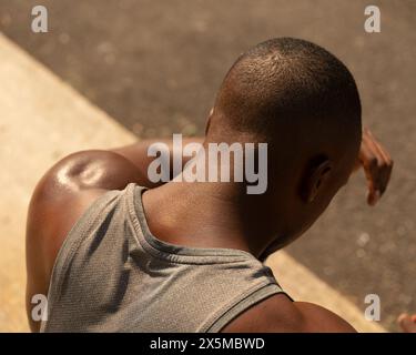 Rückansicht des müden Sportmannes nach dem Training Stockfoto