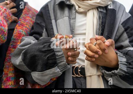 Nahaufnahme junger Frauen mit Hijabs, die Hände halten Stockfoto