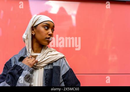 Porträt einer jungen Frau mit Hijab Stockfoto