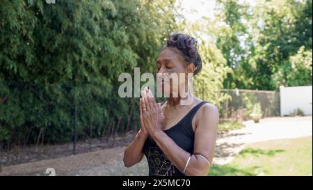 Ältere Frau beim Yoga im freien Stockfoto