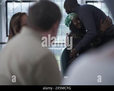 Leute, die sich in der Gruppentherapie umarmen Stockfoto