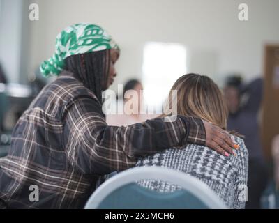 Frau tröstet weinende Frau in der Gruppentherapie Stockfoto